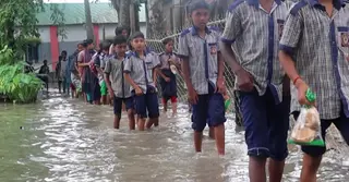 নওগাঁয় ৩৪ প্রাথমিক বিদ্যালয়ে নেই সংযোগ সড়ক; প্রশাসনকে জানিয়েও মিলছে না সমাধান